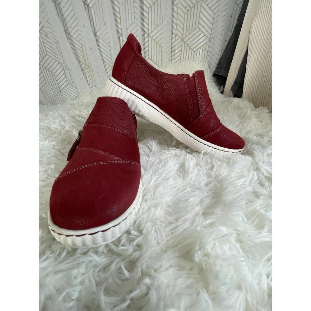 NWOB Clarks Shoes Caroline Grace Women’s Sz 7.5 Red Slip On Zip Comfort Sneakers